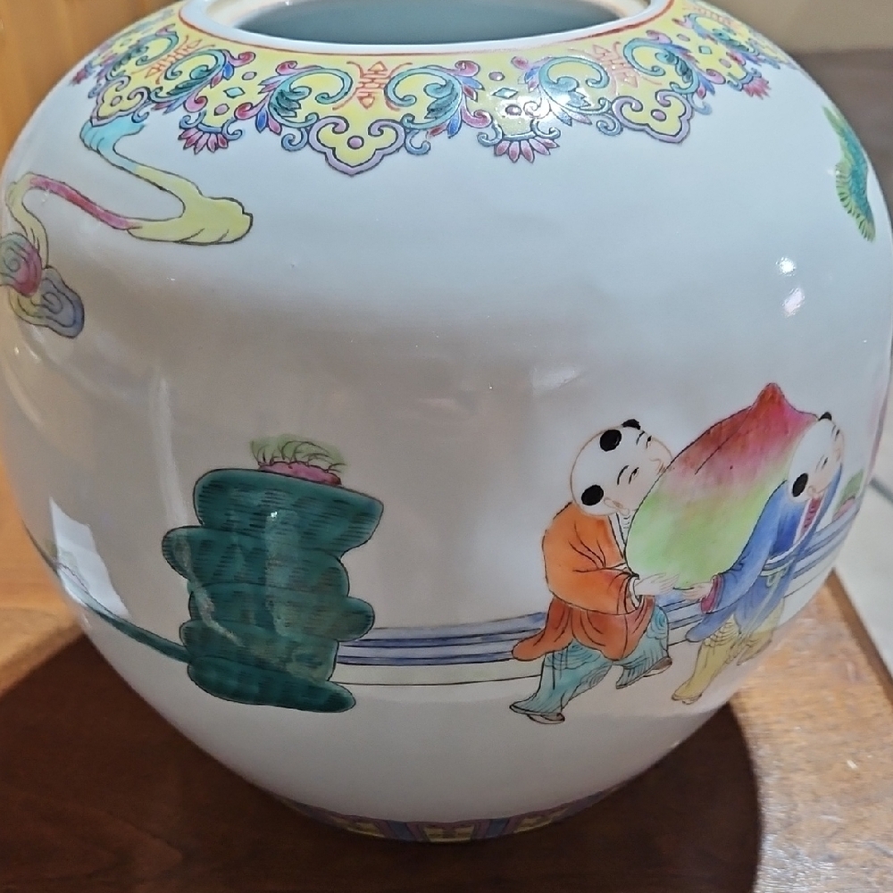 Stunning Ceramic Vase with Traditional Japanese Design